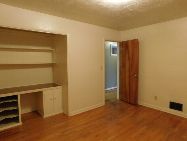 Building Photo - 4Bd/1.5Ba Two Story Home - Available End o...