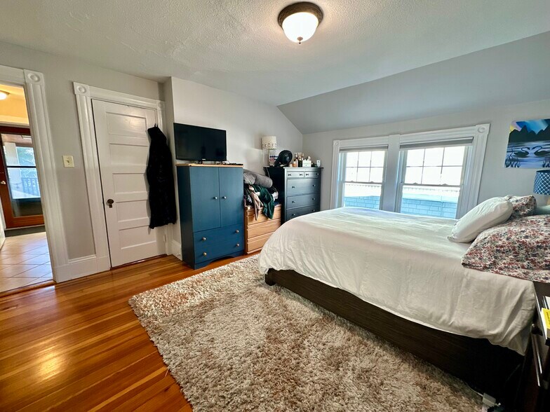 Building Photo - 11 Spring Park Ave