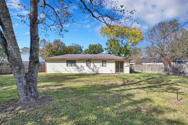 Building Photo - 1018 Surrey Ct