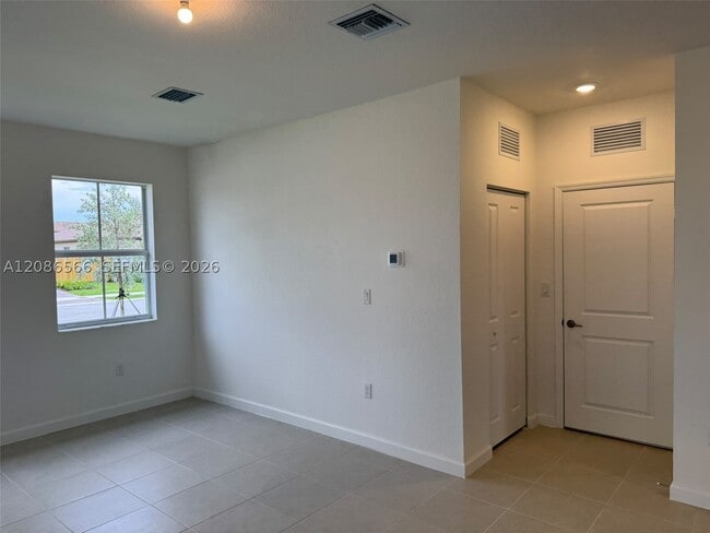 Building Photo - 2404 SE 29th Dr
