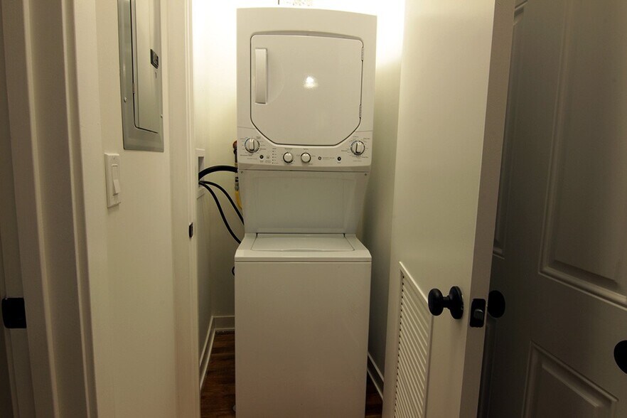 Building Photo - 2209 W Eastwood Ave