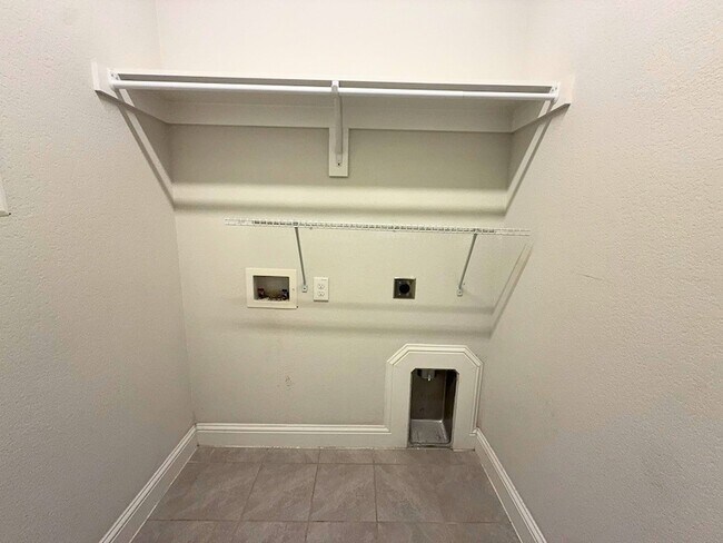 Building Photo - 302 Julia Ln