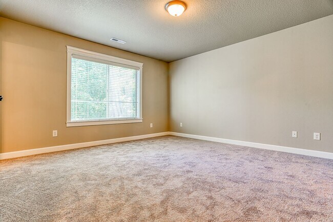 Building Photo - Centrally Located 4 Bedroom Townhome with Attached Garage & AC