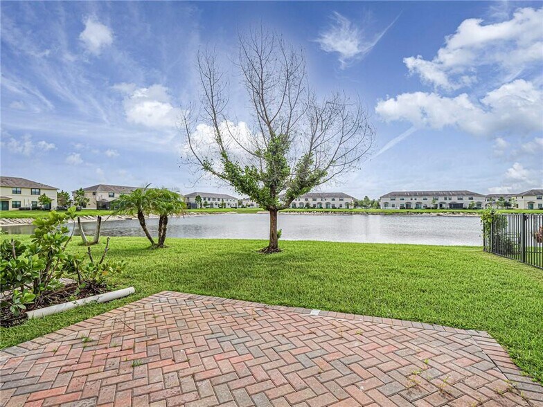 Building Photo - 10092 W Villa Cir