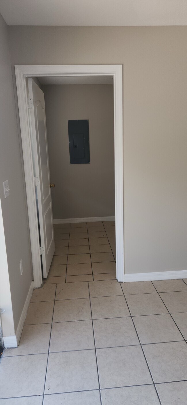 Building Photo - 963 E Main St