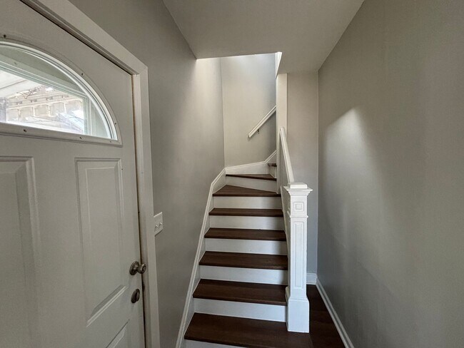 Building Photo - 3-bedroom, 1-bath house: $1050