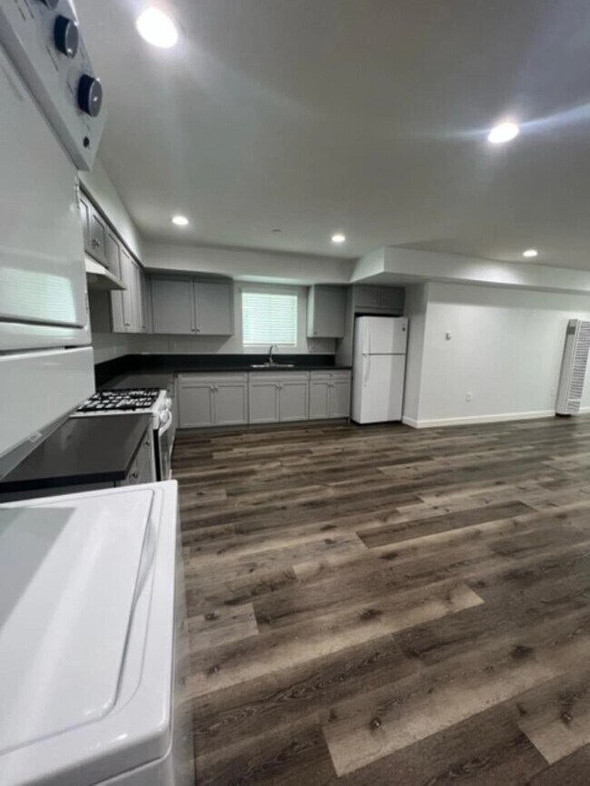 Interior Photo - 8730-8744 S FIGUEROA ST