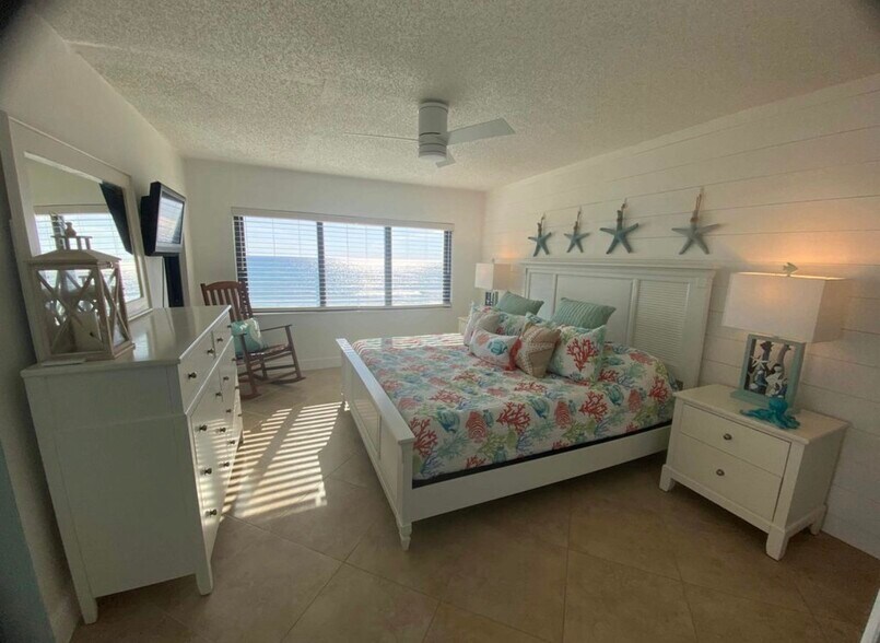 Building Photo - 10102 S Ocean Dr