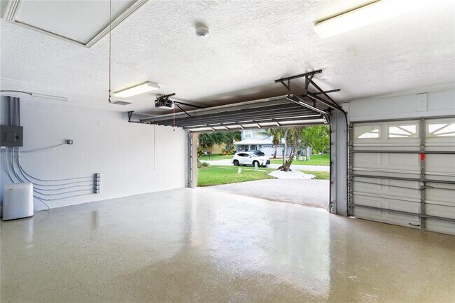 Building Photo - 15683 Cypress Park Dr