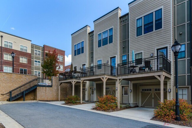 Building Photo - Biltmore Park Townhouse