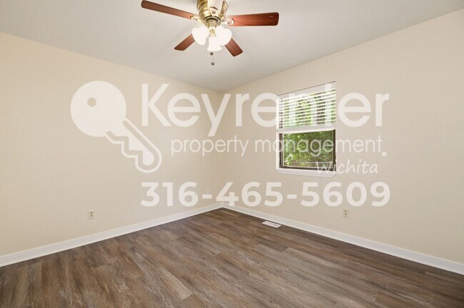 Building Photo - Well maintained 3 bedroom, 3 bath home close to everything you need!