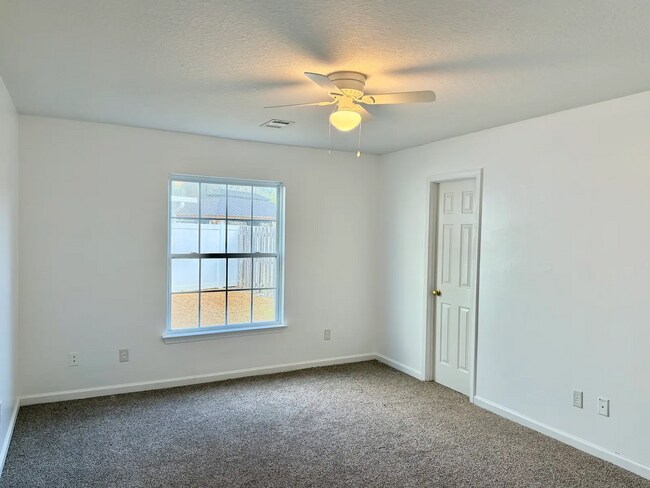 Building Photo - Spacious 5-bedroom, 3-bath home!