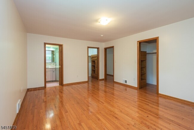 Building Photo - 681 Easton Ave