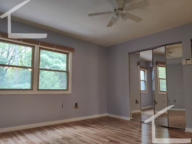 Building Photo - Great Condo-Style 2.5 bedroom Available Feb 1, 2026