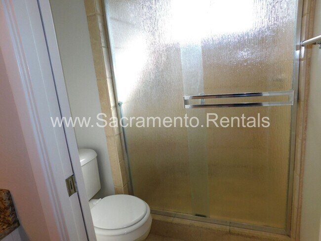 Building Photo - Wonderful Sierra Oaks 3bd/2ba Duplex with 2 Car Garage