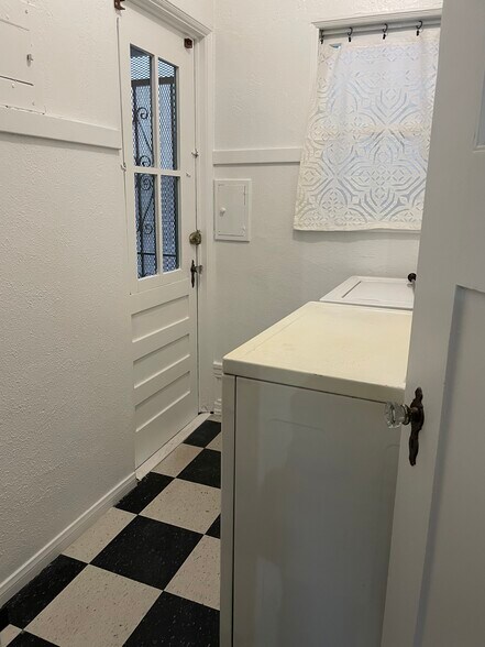 Washer dryer in unit - 616 Magnolia Ave