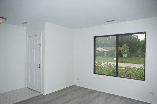 Building Photo - 1076 Crestwood Ln