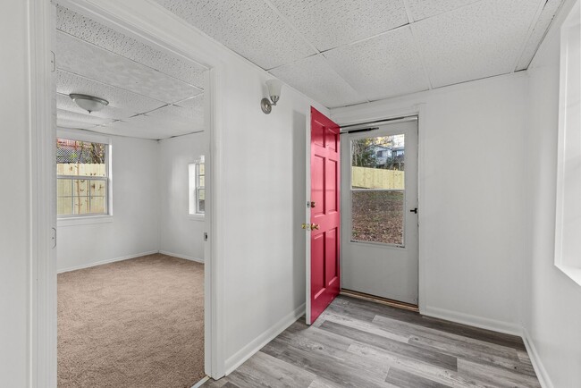 Building Photo - Beautifully Renovated 4 Bedroom 2 Bath Hom...