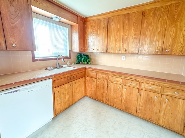 Building Photo - Charming Triplex with Hardwood Floors, Appliances, and Utilities Included in Prime Ballard-Fremon...