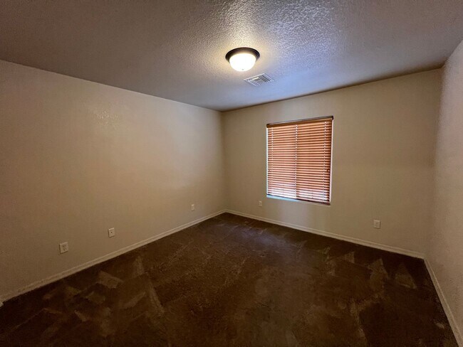 Building Photo - POOL HOME IN ESTRELLA!