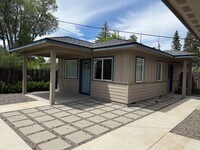 Building Photo - Light & Bright 2 Bed/2 Bath Mid-Town Cottage with Garage