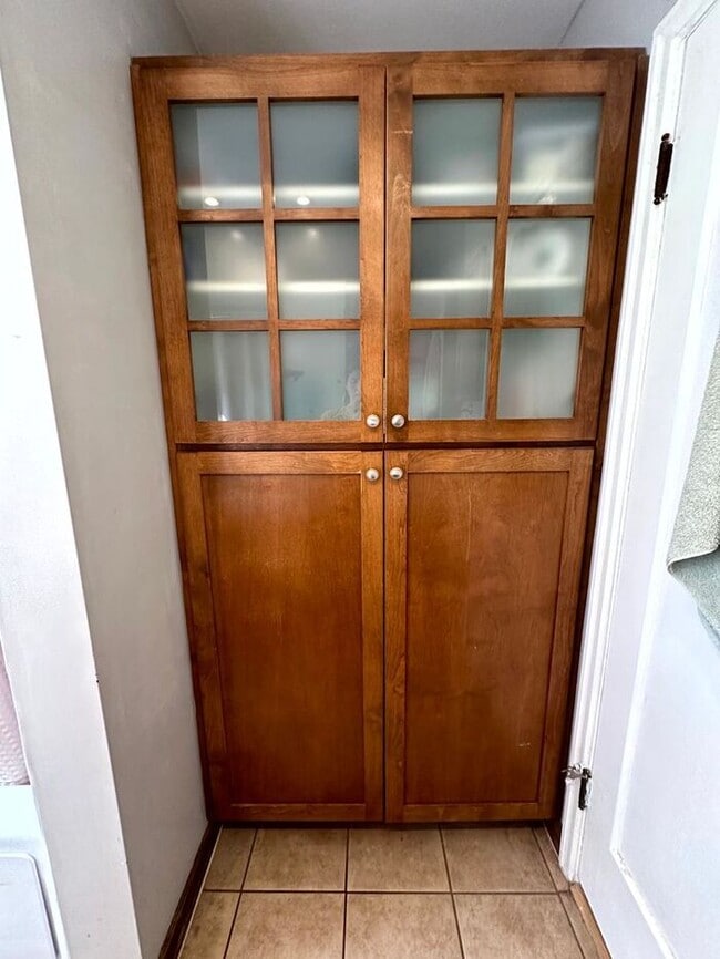 Building Photo - Charming Fully Furnished Bungalow Rental with Modern Amenities in Roseway!