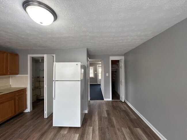 Building Photo - 2561 Marbourne Ave