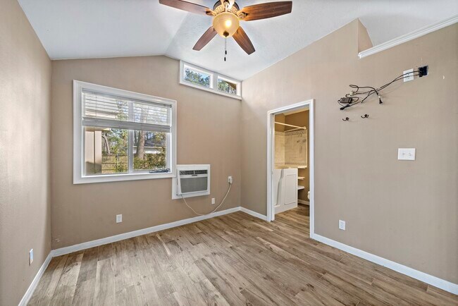 Building Photo - 6302 Hickorycrest Dr