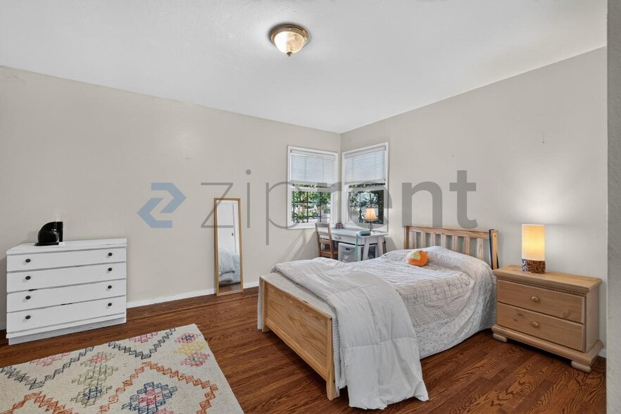 Building Photo - Unit
