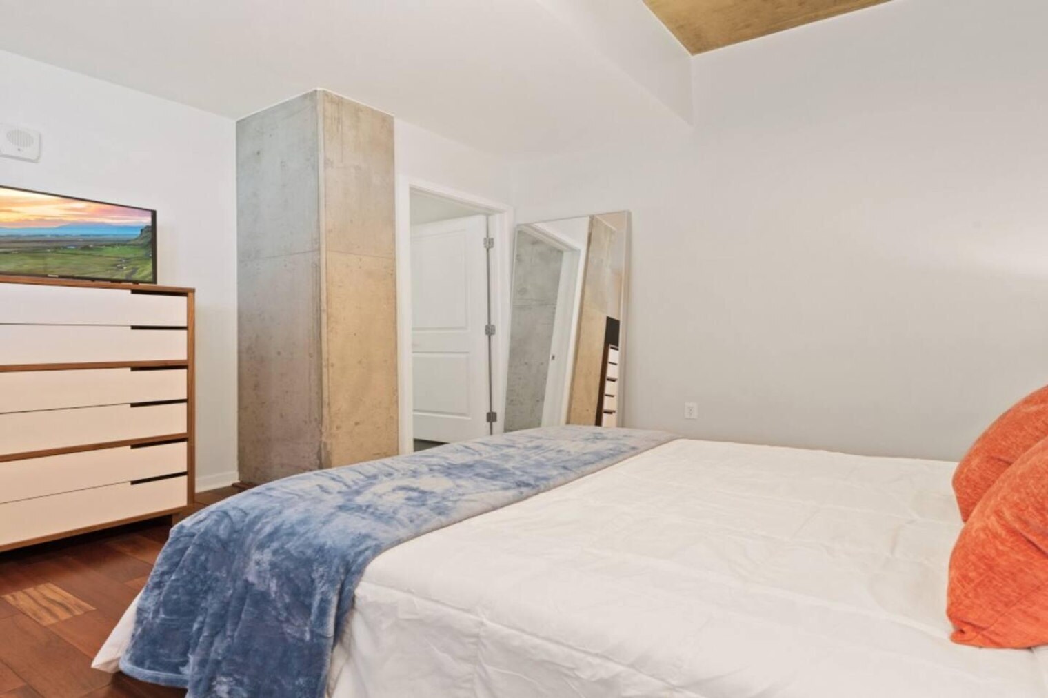 Building Photo - 1701 Chestnut Pl