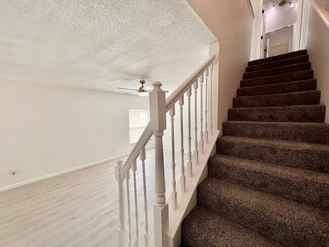 Building Photo - Beautifully Updated 4 bed 2 bath 2 car gar...