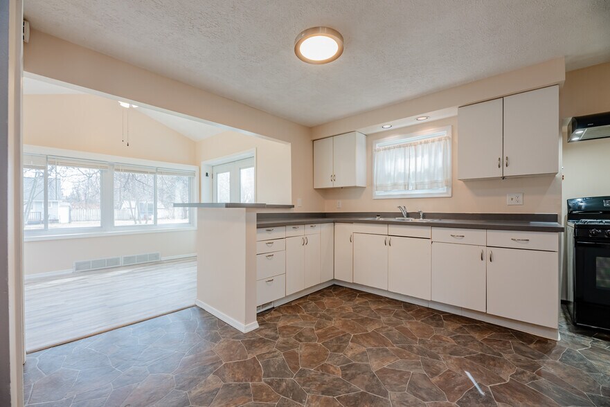 Building Photo - 133 River Meadow Dr