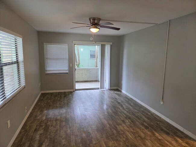 Building Photo - 2939 Los Altos Dr