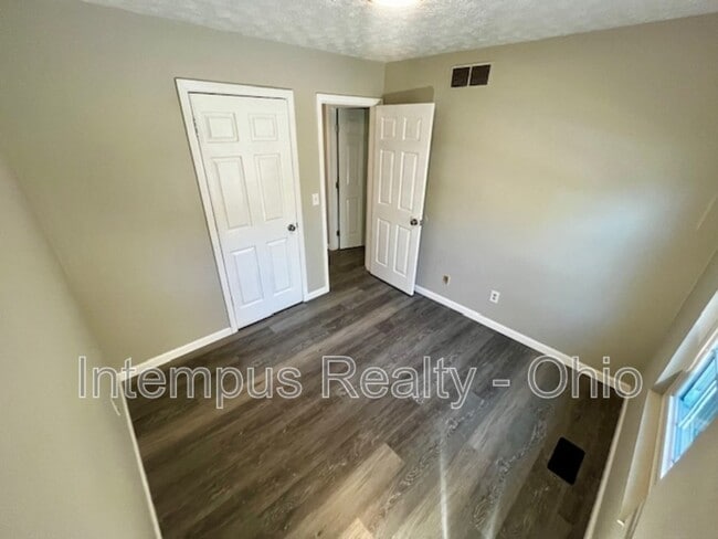 Building Photo - 2600 Saybrooke Dr