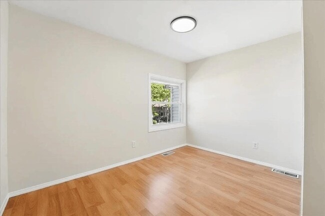 Building Photo - 12 Saddlewood Ct