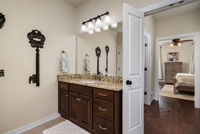 Building Photo - Spacious 4 Bed 4.5 Bath! Available July 15th!