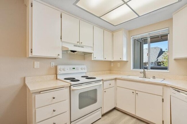 Building Photo - 331 Shadow Run Dr