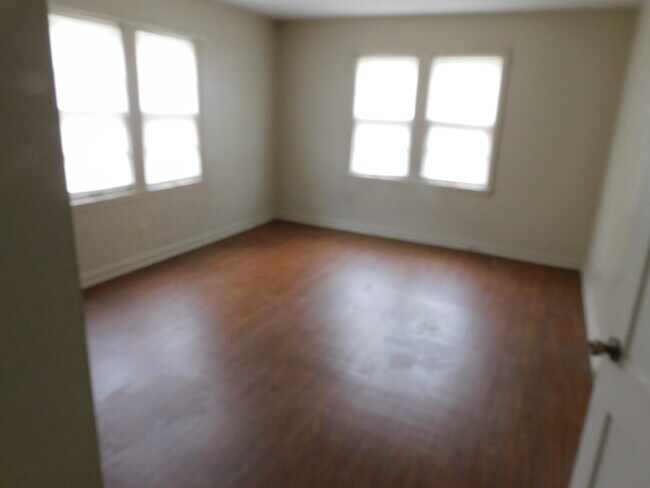 Building Photo - 324 N 8th St