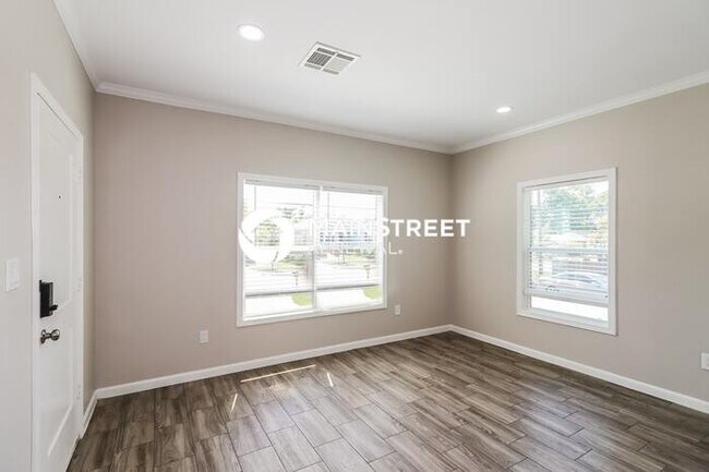 Building Photo - 4 Bedroom Pet-Friendly Home in Houston, TX with Main Street Renewal