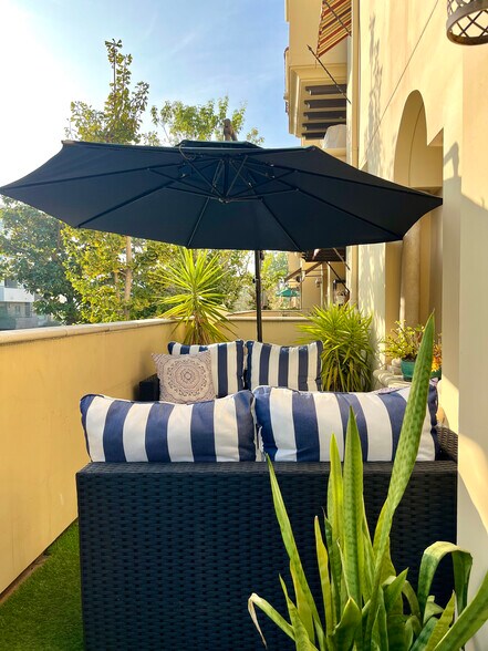 Building Photo - 5037 Rosewood Ave