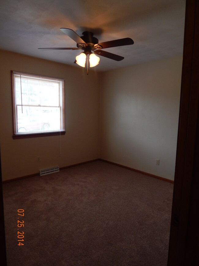 Building Photo - 3 bedroom, 2.75 bath, 2 car garage, family...