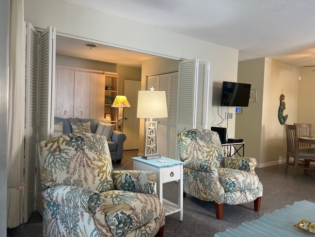 Building Photo - Venice, FL 1BD + Den/2BA Condo in Sea Villas