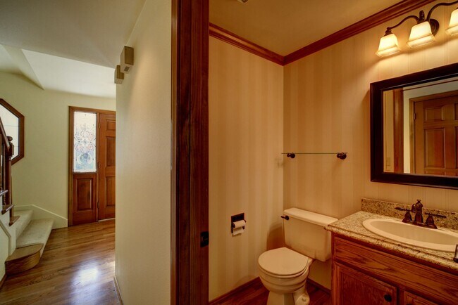 Building Photo - 5Bd/2.5Ba Bellevue Home