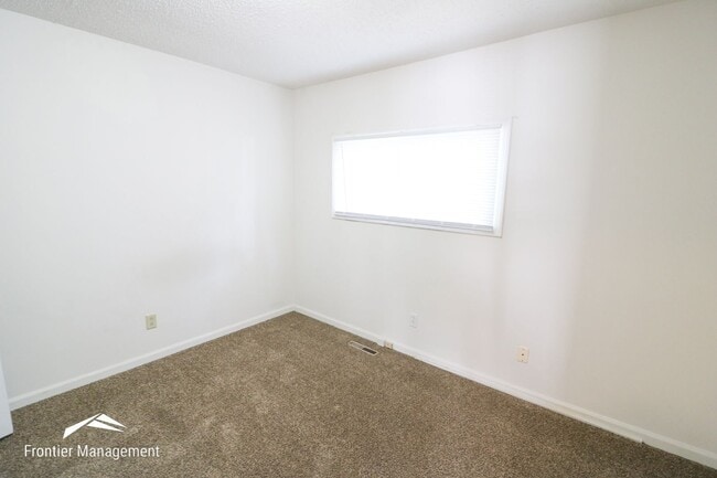 Building Photo - Spacious 3 bedroom townhome with a fenced in backyard!