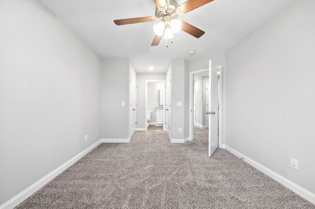 Building Photo - 5 Bedroom Home For Rent in St. Bethlehem Area!