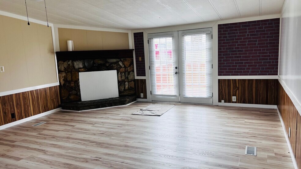 Building Photo - 1982 US-441