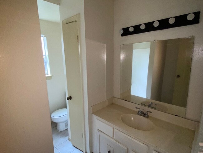 Building Photo - 4 Bedroom For Rent! $500 off the First mon...