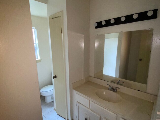 Building Photo - 4 Bedroom For Rent! $500 off the First month if you apply NOW!