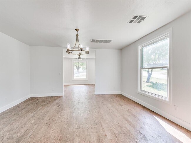 Building Photo - 801 N Ash St