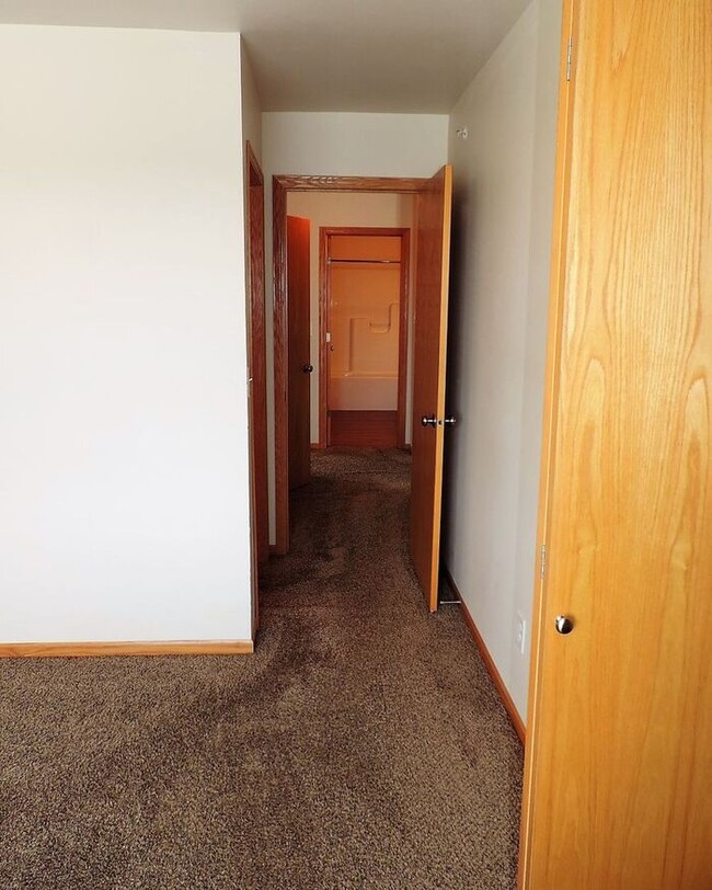 Building Photo - $1,200 | 2 Bedroom, 2 Bathroom 3rd Floor C...